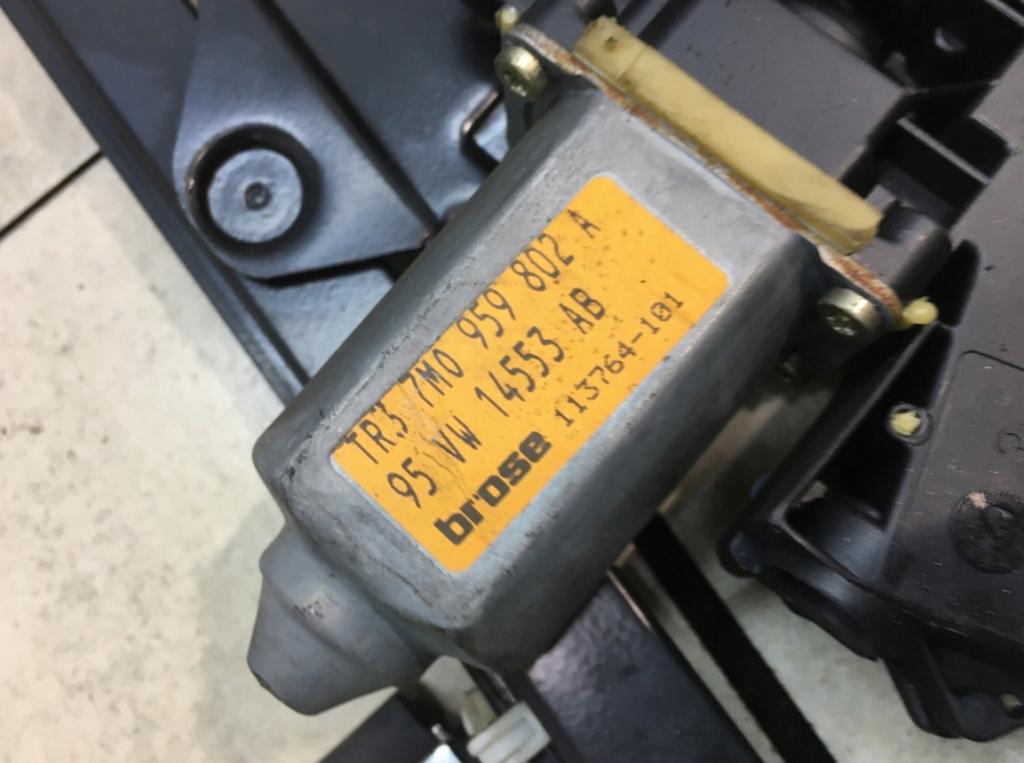 Volkswagen Sharan I 1995-2010 hatchback 1.9 TDI diesel Mechanizmus sťahovania okna predný pravý 7M0959802A 7M0837402P