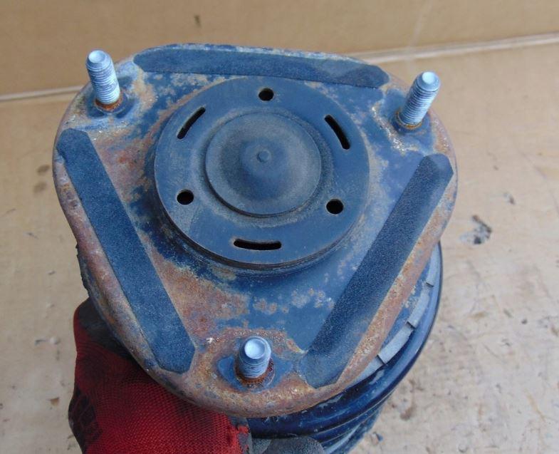 TOYOTA AURIS II Kombi 2017 73 kW 1.8 Hybrid (ZWE186_) 1798 Tlmič pravy predný ZE