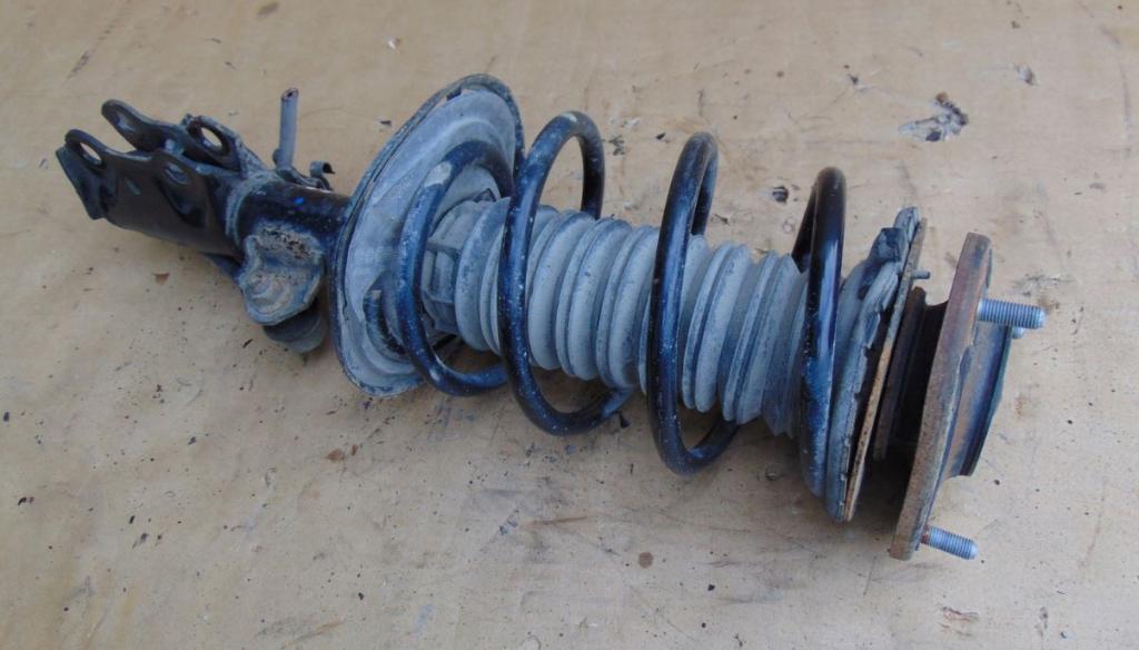 TOYOTA AURIS II Kombi 2017 73 kW 1.8 Hybrid (ZWE186_) 1798 Tlmič pravy predný ZE