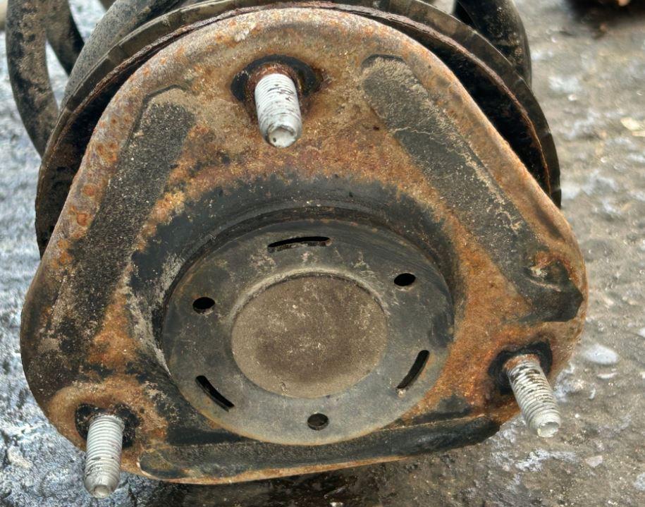 TOYOTA AURIS Kombi (_E18_) 2013 - 2018    1.8 Hybrid (ZWE186_) 73 kW [99 KM] Hybryda silnik benzynowy / elektryczny 2013 - 2018  Tlmič pravy predný