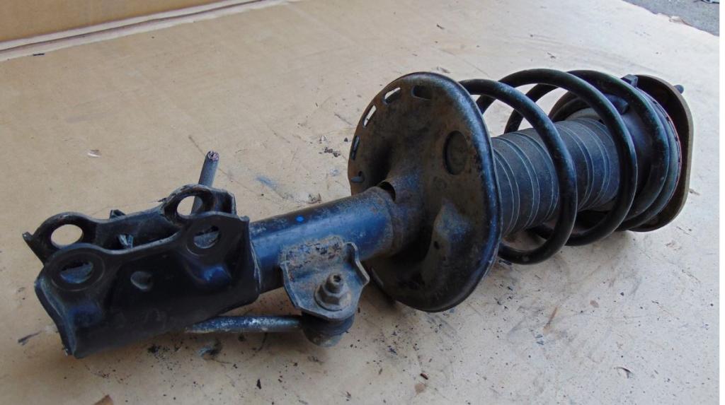 TOYOTA AURIS II Kombi 2017 73 kW 1.8 Hybrid (ZWE186_) 1798 Tlmič pravy predný ZE