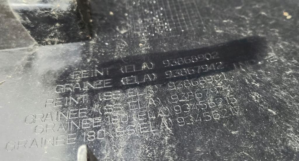 Renault Trafic III 2014- hatchback 2.0 DCI diesel MT 107 kW 2021  Kryt nárazníka zadný pravý 93868902