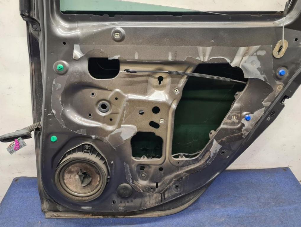 Opel Astra IV 2009-2015 combi 1.6 16v petrol MT 85 kW 2011  Dvere zadné pravé Z177