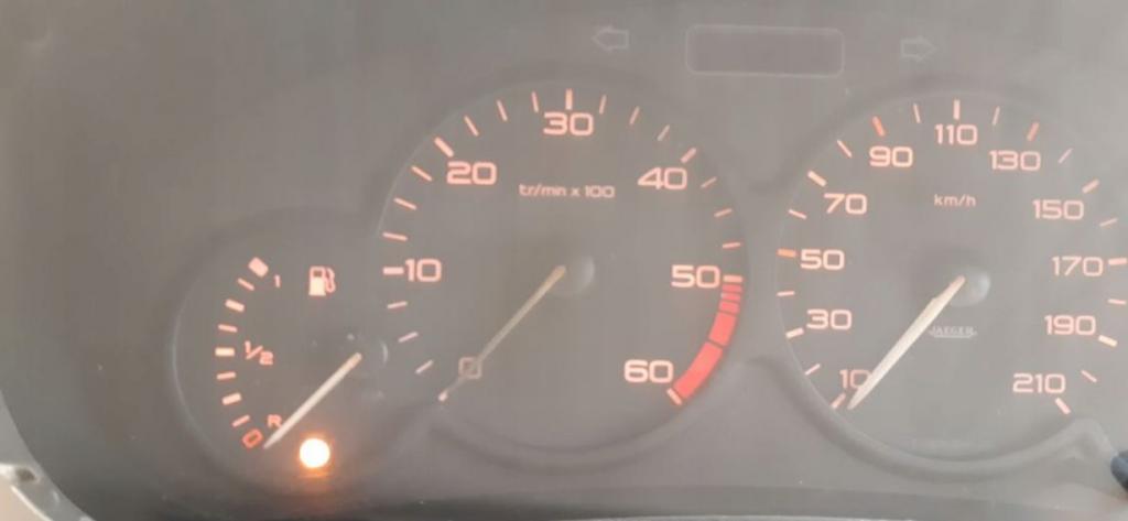 Peugeot 206 1.6 HDI diesel MT 80 kW 2005  Prístrojová doska 9644980180