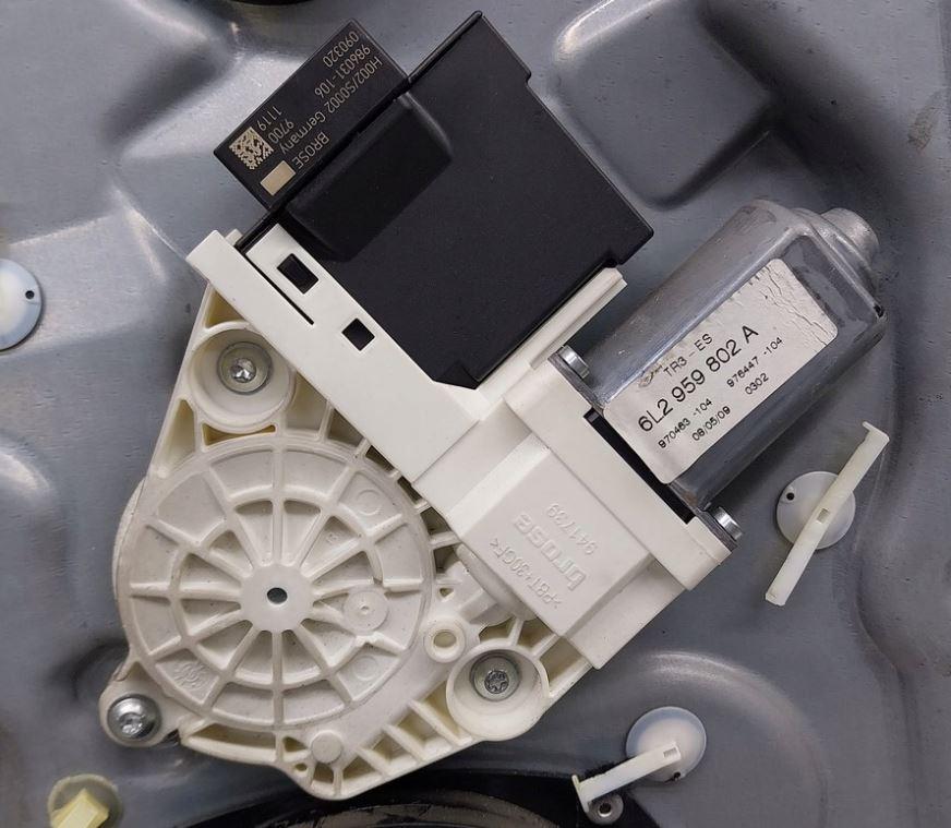 Seat Ibiza III 6L 2002-2008 hatchback 1.2 12v petrol MT 47 kW 2002  Mechanizmus sťahovania okna predný ľavý 6L2959802A