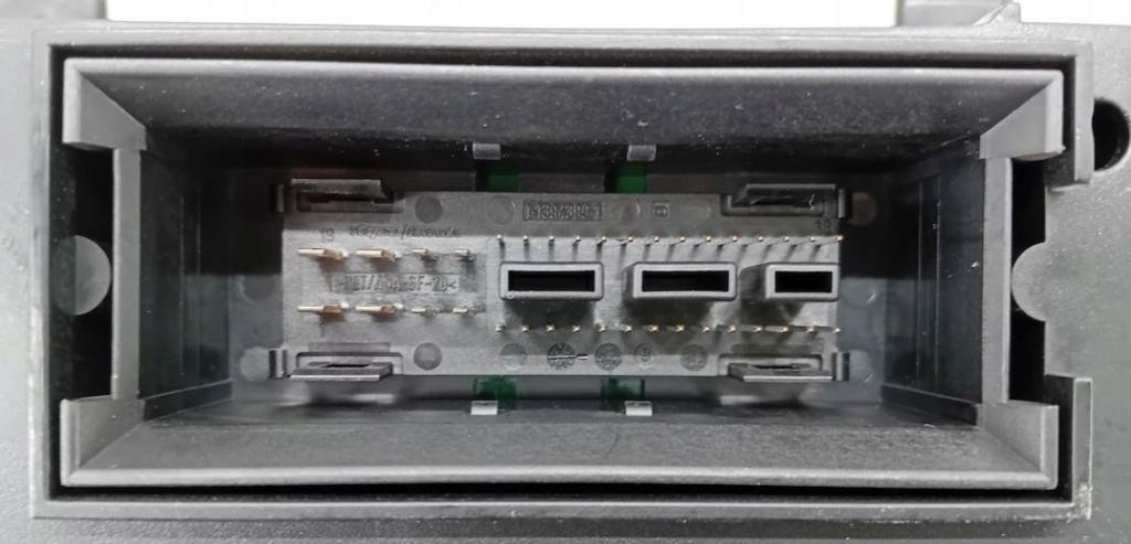 Volkswagen Touran I 2003-2015 hatchback 2.0 TDI diesel AT 103 kW 2004  Prístrojová doska 1T0920872F A2C53023102 A2C53025660