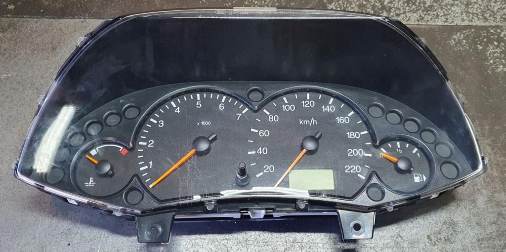 Ford Focus Mk1 1998-2004 sedan 1.6 petrol MT 74 kW 2000  Prístrojová doska 98AB-10849-CK