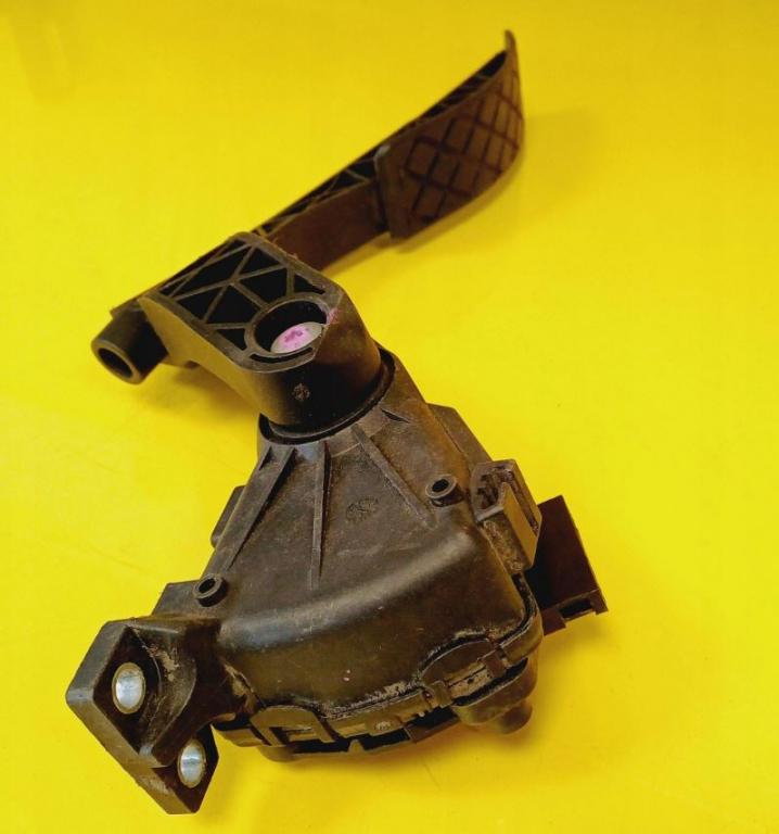 Audi A4 B6 2000-2004 sedan 1.9 TDI diesel MT 96 kW 2002  Potenciometer plynového pedálu 8E1721523B