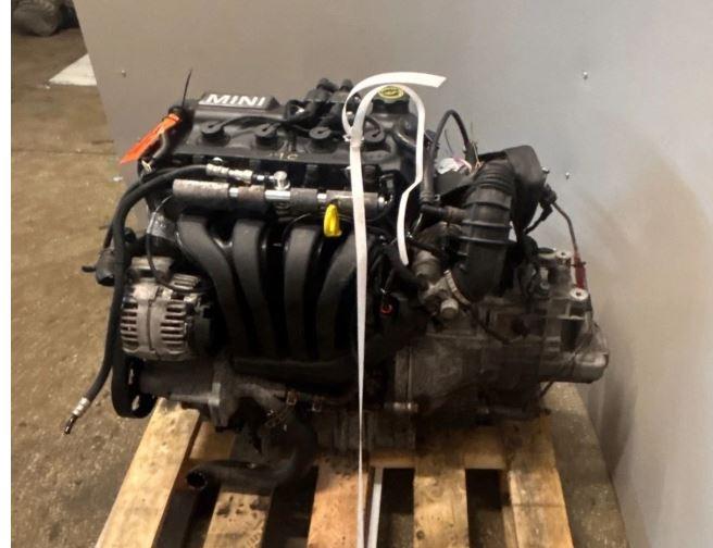 Mini Cooper One I R50/R53 2000-2006 hatchback 1.6 16v petrol MT 85 kW 2005  Motor benzín 119 tisic najazd