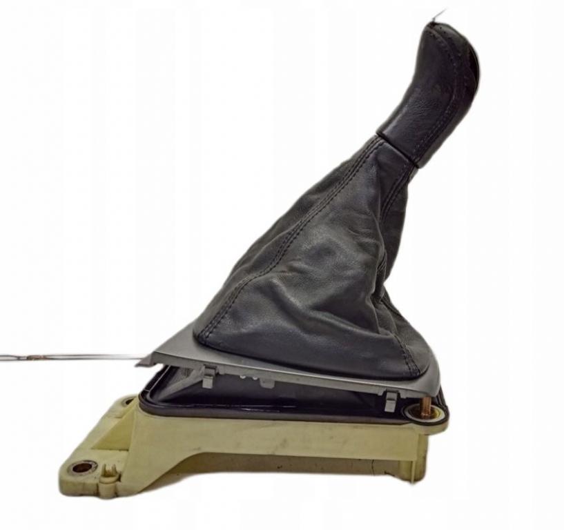 Skoda Octavia I 1996-2010 hatchback 1.6 SR petrol MT 75 kW 2005  Rýchlostná páka (kulisa) 1J0711061A