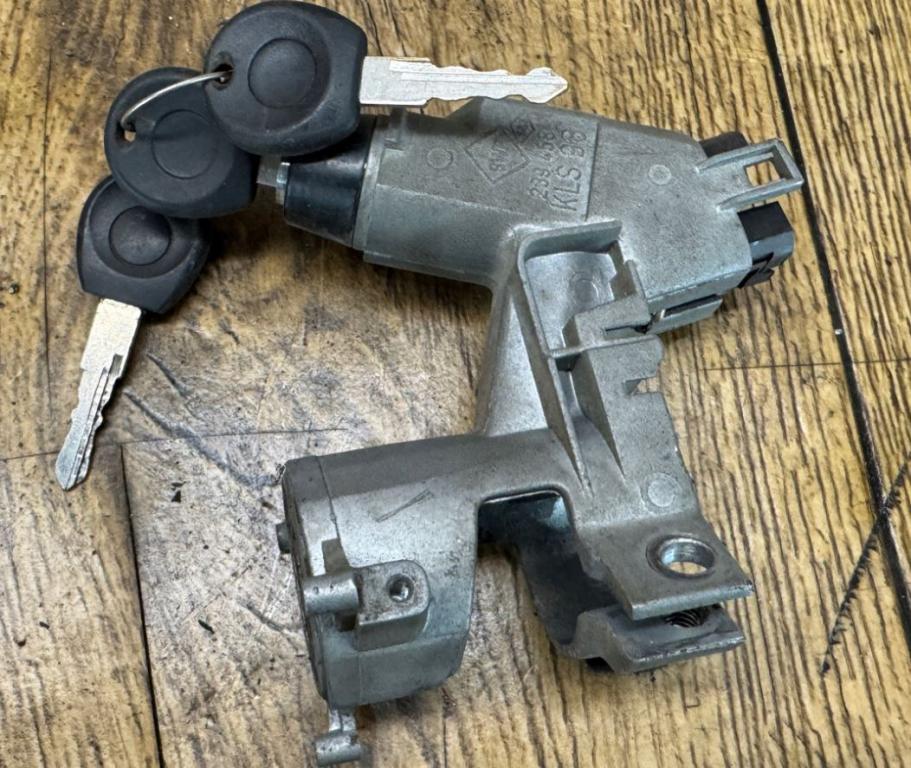 Volkswagen Transporter T4 1990-2003 1.9 TD diesel MT 50 kW 1996  Spínacia skrinka 701905851