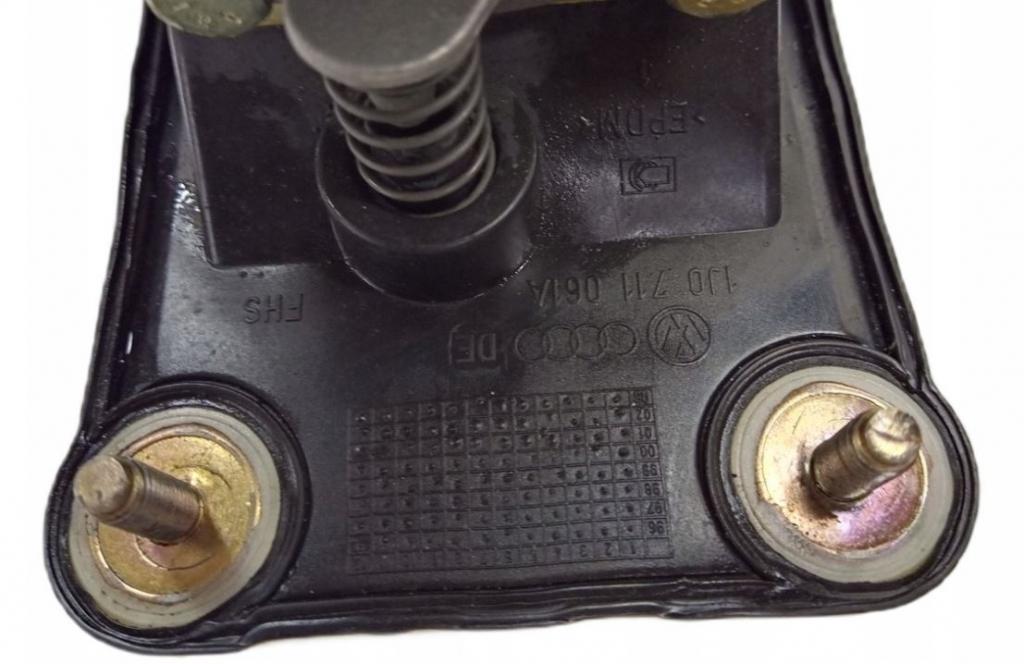 Skoda Octavia I 1996-2010 hatchback 1.6 SR petrol MT 75 kW 2005  Rýchlostná páka (kulisa) 1J0711061A