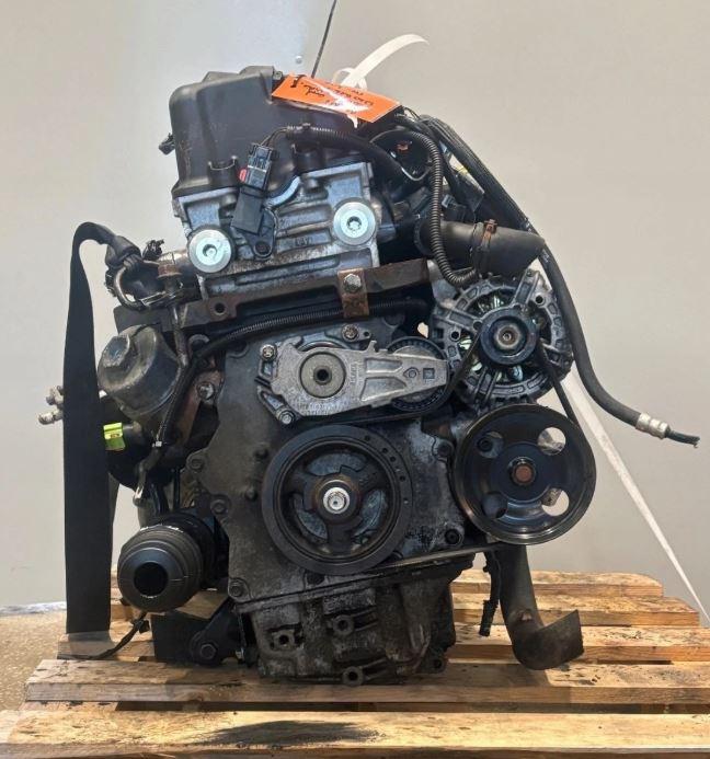 Mini Cooper One I R50/R53 2000-2006 hatchback 1.6 16v petrol MT 85 kW 2005  Motor benzín 119 tisic najazd