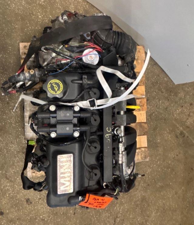 Mini Cooper One I R50/R53 2000-2006 hatchback 1.6 16v petrol MT 85 kW 2005  Motor benzín 119 tisic najazd