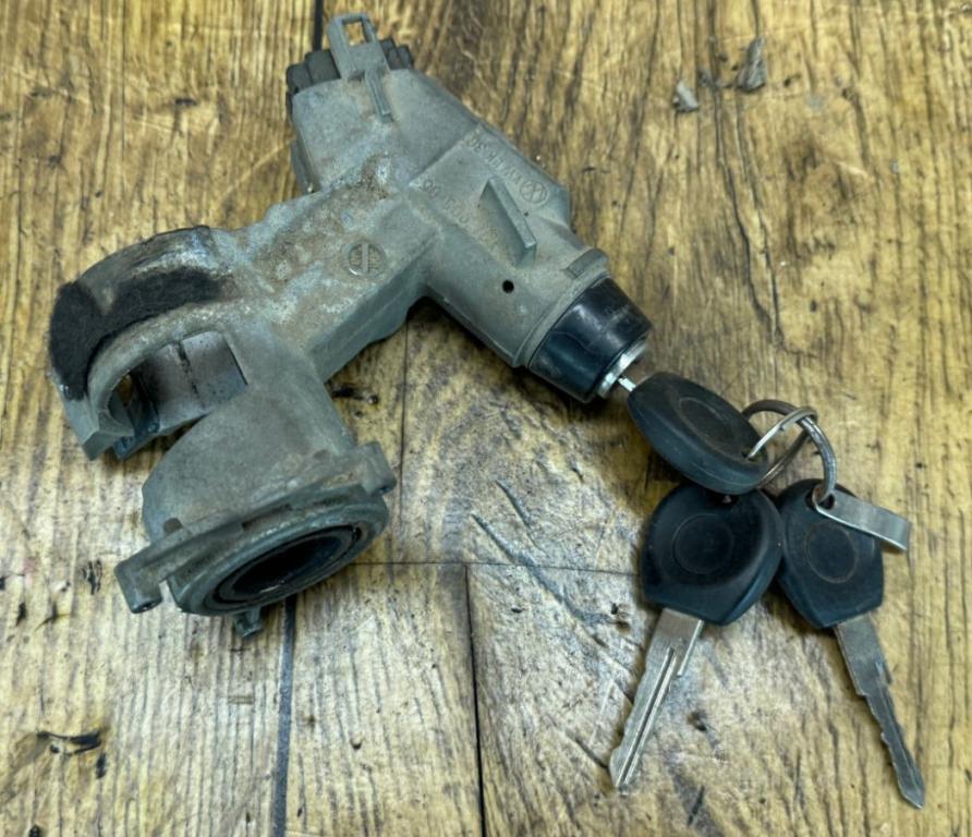 Volkswagen Transporter T4 1990-2003 1.9 TD diesel MT 50 kW 1996  Spínacia skrinka 701905851