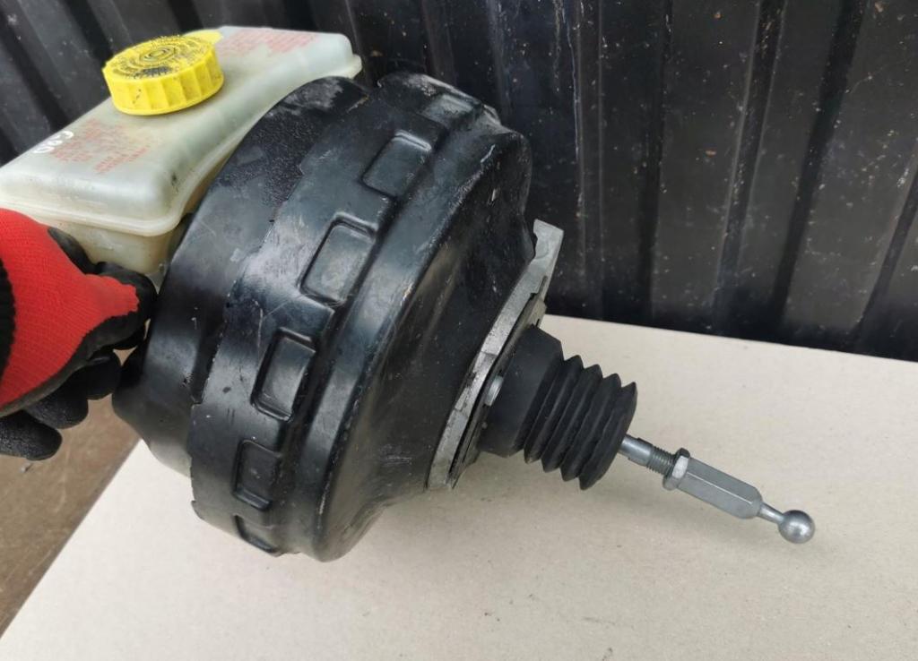 Volkswagen Passat B5 1995-2005 sedan 1.9 TDI diesel MT 96 kW 2002  Posilňovač bŕzd 8E0612105N