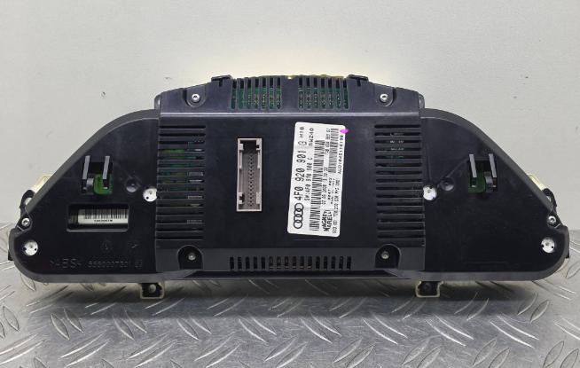 Audi A6 C6 2004-2011 combi 2.0 TDI diesel MT 103 kW 2007  Prístrojová doska 4F0920901G