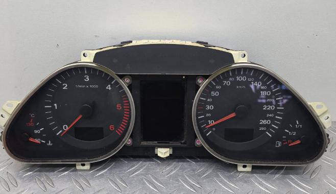 Audi A6 C6 2004-2011 combi 2.0 TDI diesel MT 103 kW 2007  Prístrojová doska 4F0920901G