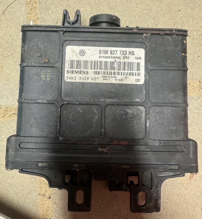 Volkswagen Bora sedan 2.0 8v petrol MT 85 kW 1999  Riadiaca jednotka motora 01M927733HS