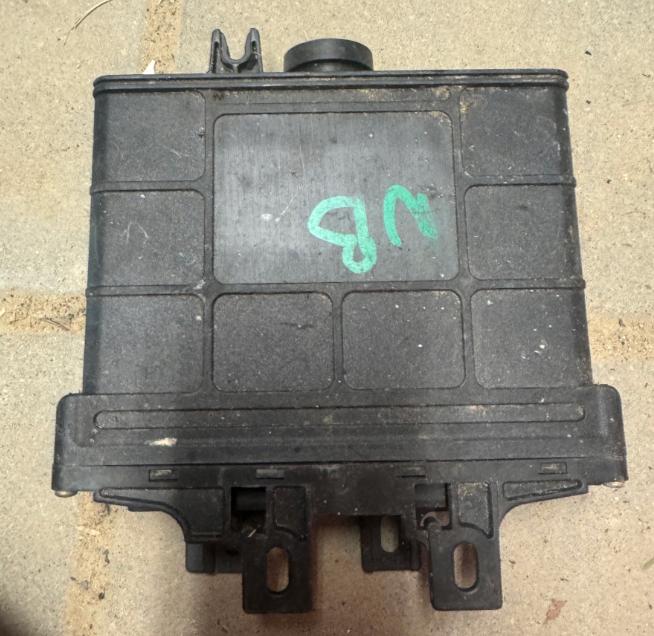 Volkswagen Bora sedan 2.0 8v petrol MT 85 kW 1999  Riadiaca jednotka motora 01M927733HS