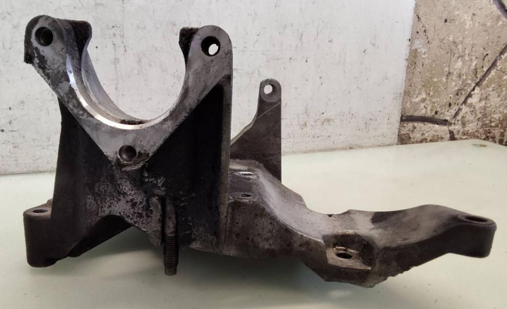 Ford Focus Mk2 2004-2011 hatchback 1.8 TDCI diesel MT 85 kW 2005  Držiak motora 4M5Q10239CC