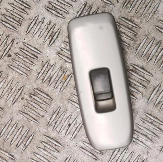 Mitsubishi Pajero III 2000-2007  Prepínač ovládania okna predný pravý 8608A005