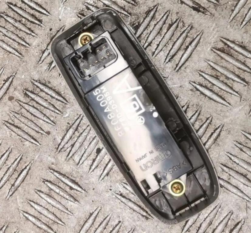 Mitsubishi Pajero III 2000-2007  Prepínač ovládania okna predný pravý 8608A005