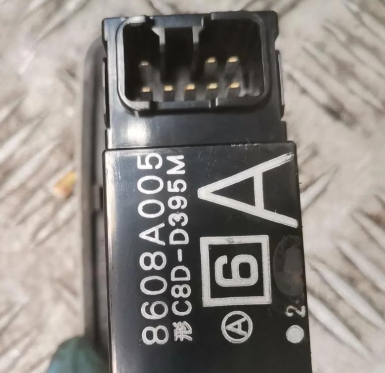 Mitsubishi Pajero III 2000-2007  Prepínač ovládania okna predný pravý 8608A005