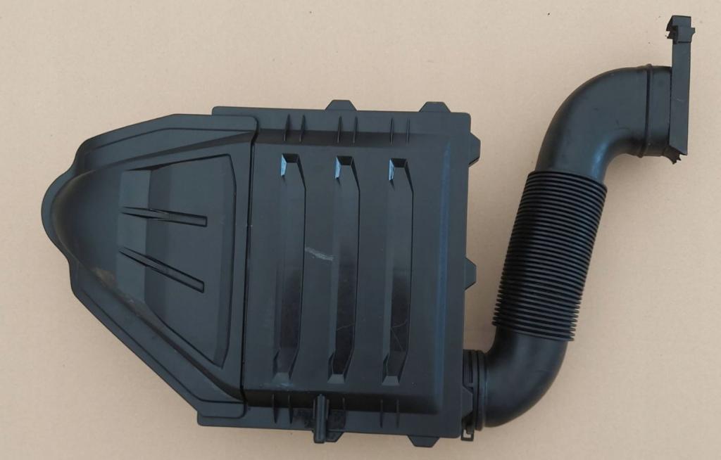 Skoda Fabia III 2014- combi 1.0 petrol MT 55 kW 2016 Obal vzduchového filtra 04C129601N