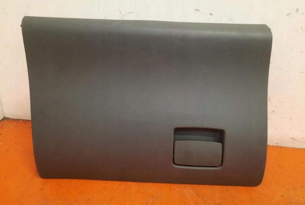 Seat Ibiza III 6L 2002-2008 hatchback 1.4 16v petrol MT 55 kW 2003  Priehradka (kastlík)