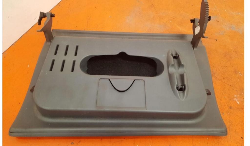 Seat Ibiza III 6L 2002-2008 hatchback 1.4 16v petrol MT 55 kW 2003  Priehradka (kastlík)