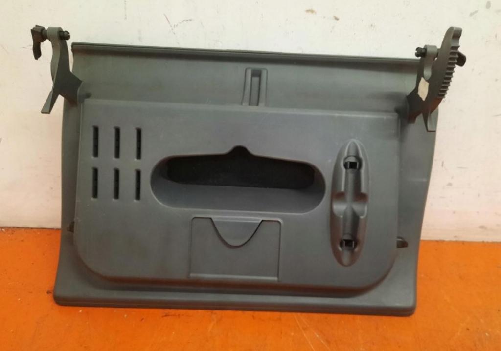 Seat Ibiza III 6L 2002-2008 hatchback 1.4 16v petrol MT 55 kW 2003  Priehradka (kastlík)