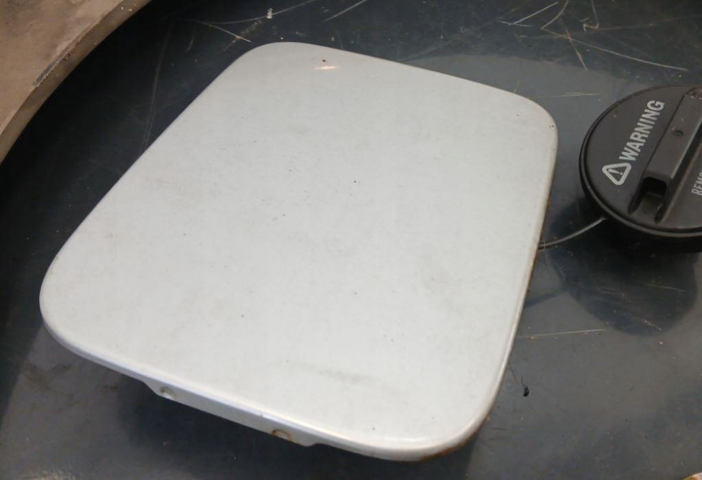 Suzuki Grand Vitara I 1998-2005 hatchback 2.0 D diesel MT 80 kW 2004  Dvierka nádrže paliva