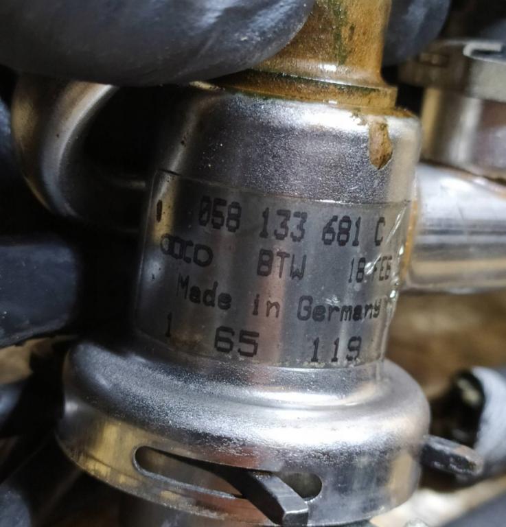 Audi A4 B5 1994-2001 combi 1.8 T petrol MT 110 kW  Vstrekovacia lišta 058133681C 0280150447