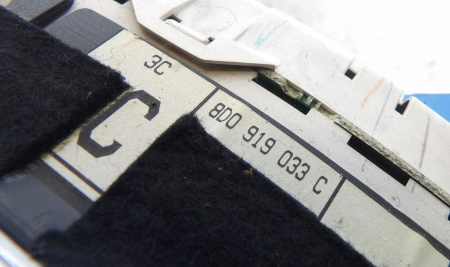 Audi A4 B5 1994-2001 sedan 1.6 petrol MT 74 kW 1996  Prístrojová doska 8D0919033C