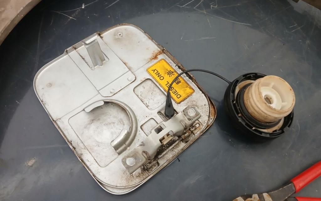 Suzuki Grand Vitara I 1998-2005 hatchback 2.0 D diesel MT 80 kW 2004  Dvierka nádrže paliva