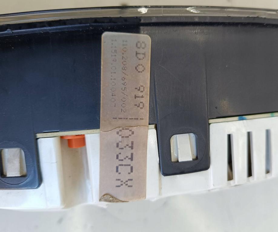 Audi A4 B5 1994-2001 sedan 1.6 petrol MT 74 kW  Prístrojová doska 8D0919033cx