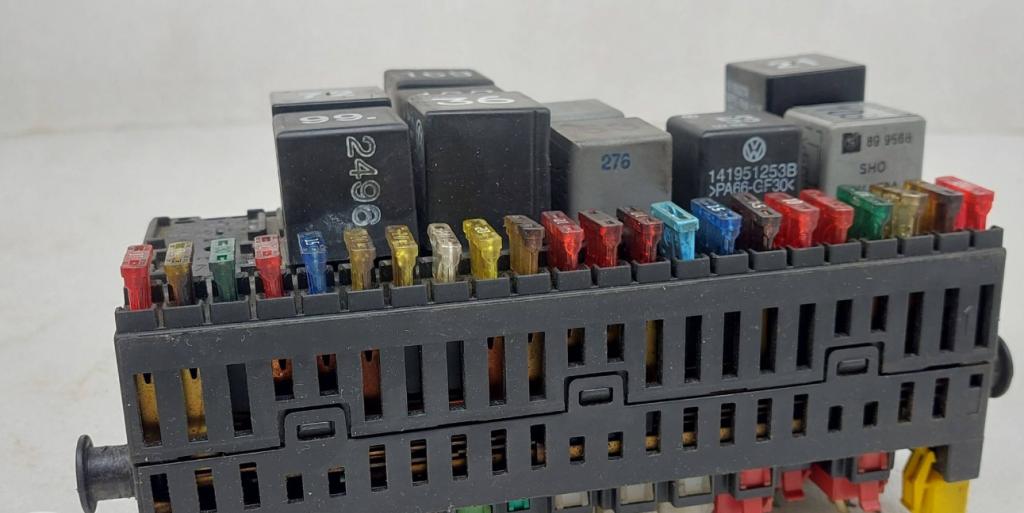 Volkswagen Sharan I 1995-2010 hatchback 1.9 TDI diesel MT 85 kW 2000  Poistková skrinka 7M0937025D