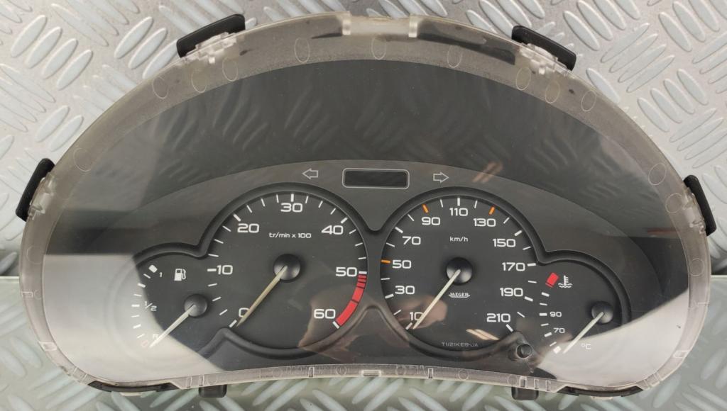 Peugeot 206 hatchback 1.9 D diesel MT 51 kW 2002  Prístrojová doska 9644980180