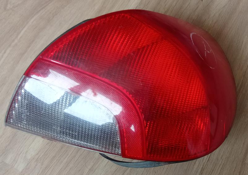 Ford Mondeo MK2 sedan Svetlo pravy zad zadná pravá