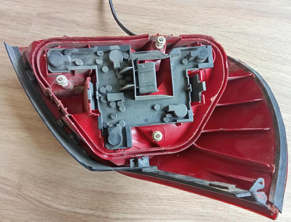 Ford Mondeo MK2 sedan Svetlo pravy zad zadná pravá