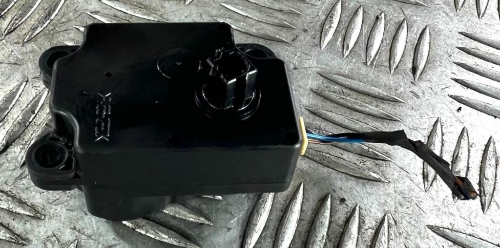 Volvo S40 II 2004-2012 sedan 2.0 D diesel MT 100 kW 2008  Motorček kúrenia 4N5H19E616AD