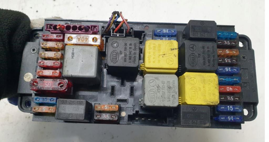 Mercedes C W203 2000-2007 sedan 1.8 petrol 105 kW 2005  Poistková skrinka 0025459301