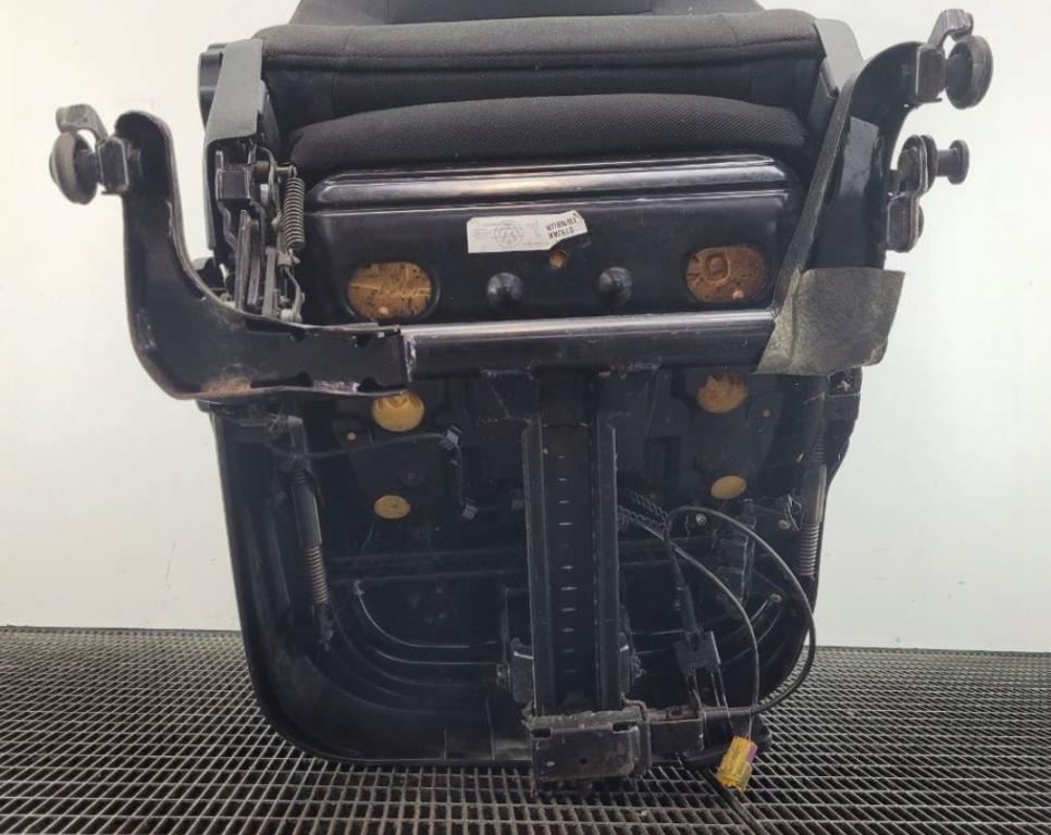 Volkswagen New Beetle 1998-2010 hatchback 2.0 8v petrol MT 85 kW 1999  Sedadlo predné ľavé