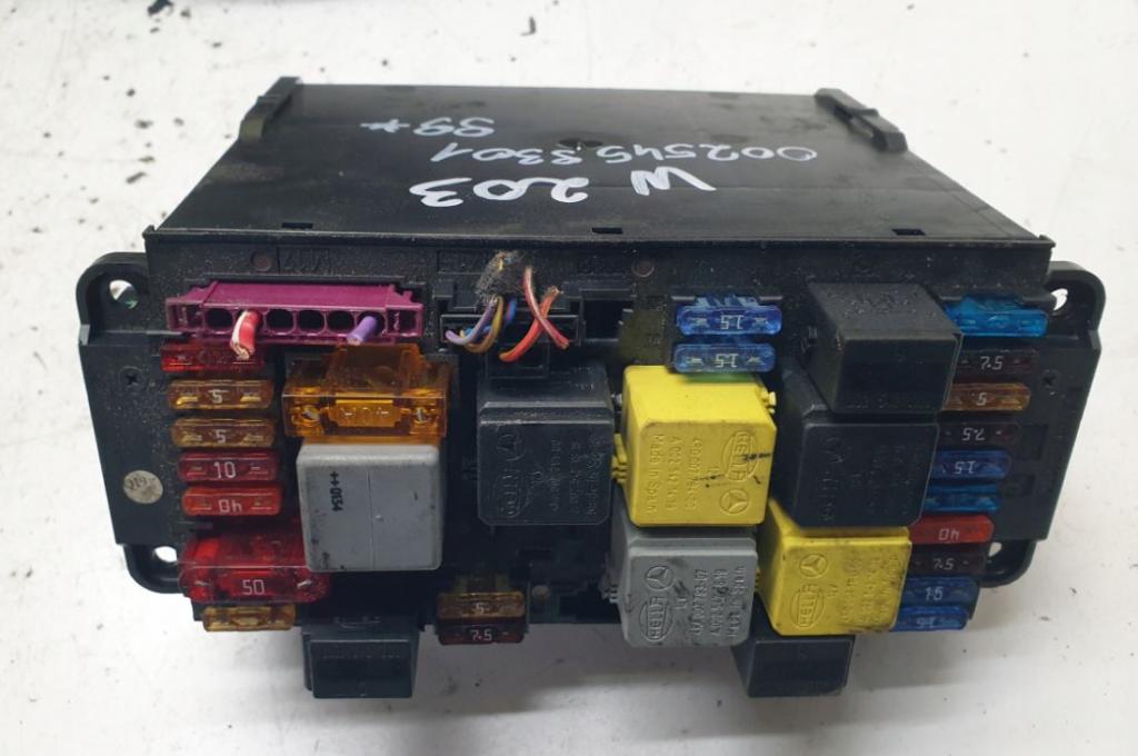 Mercedes C W203 2000-2007 sedan 1.8 petrol 105 kW 2005  Poistková skrinka 0025459301