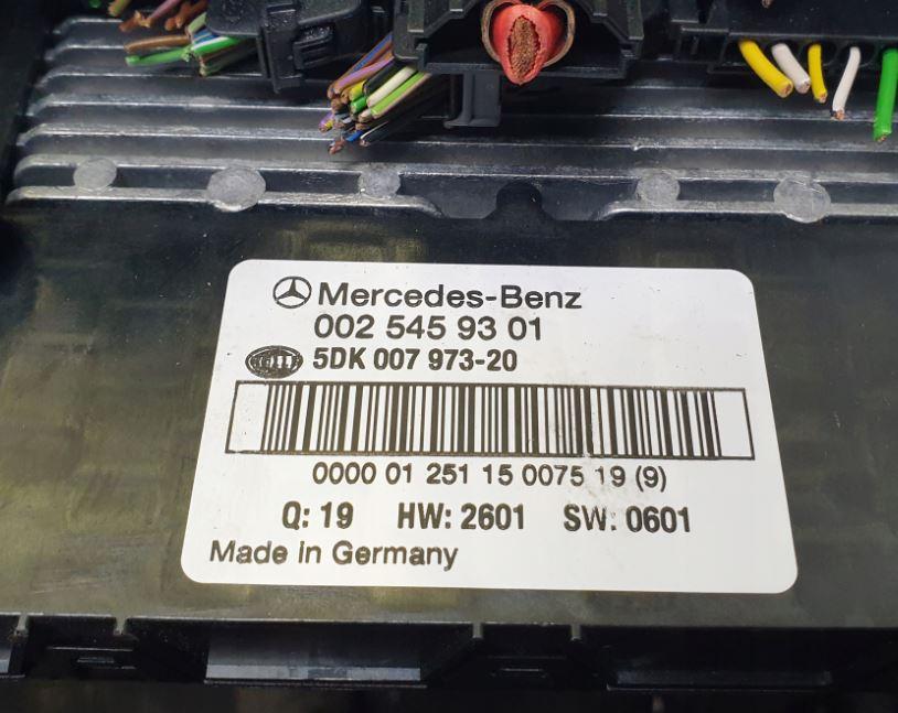 Mercedes C W203 2000-2007 sedan 1.8 petrol 105 kW 2005  Poistková skrinka 0025459301