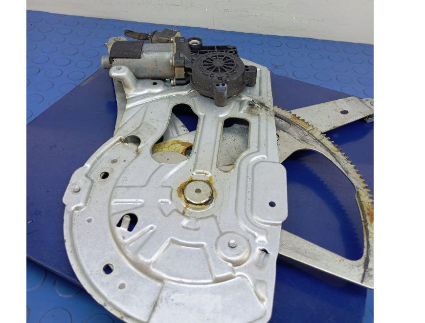 Volvo S60 I 2000-2010 sedan 2.4 20v petrol MT 103 kW 2000  Mechanizmus sťahovania okna predný pravý 8626963RH 101354-XXX