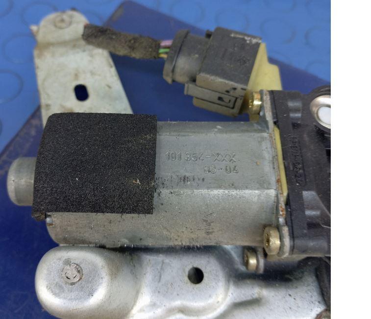 Volvo S60 I 2000-2010 sedan 2.4 20v petrol MT 103 kW 2000  Mechanizmus sťahovania okna predný pravý 8626963RH 101354-XXX