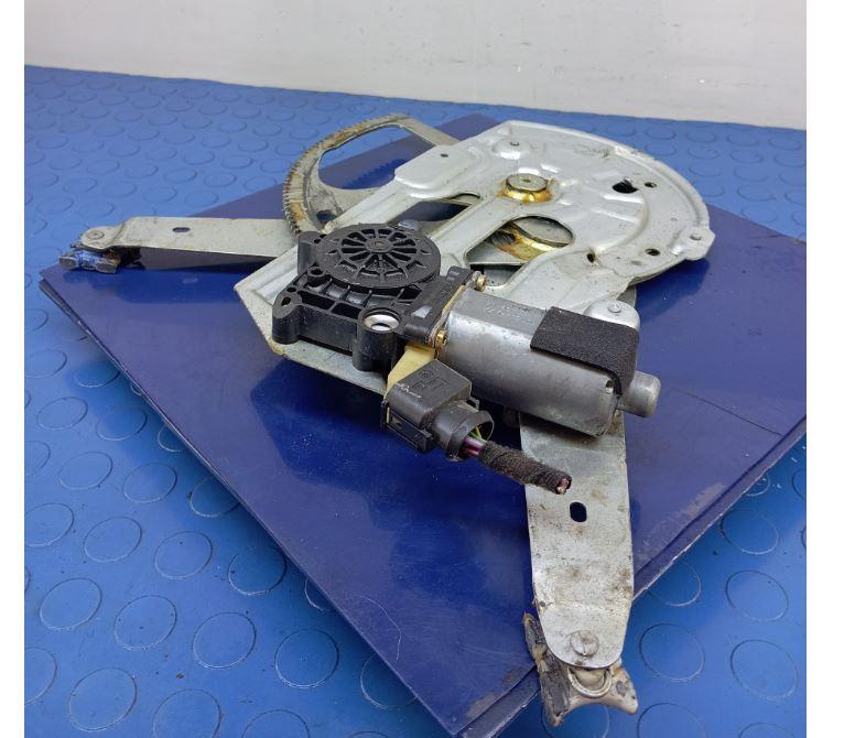 Volvo S60 I 2000-2010 sedan 2.4 20v petrol MT 103 kW 2000  Mechanizmus sťahovania okna predný pravý 8626963RH 101354-XXX