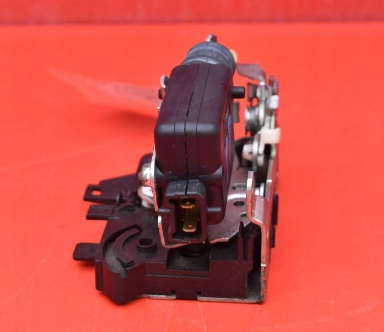 Renault Thalia II 2008-2013 sedan 1.2 16v petrol MT 55 kW 2009  Zámok dverí predný pravý 805024379R